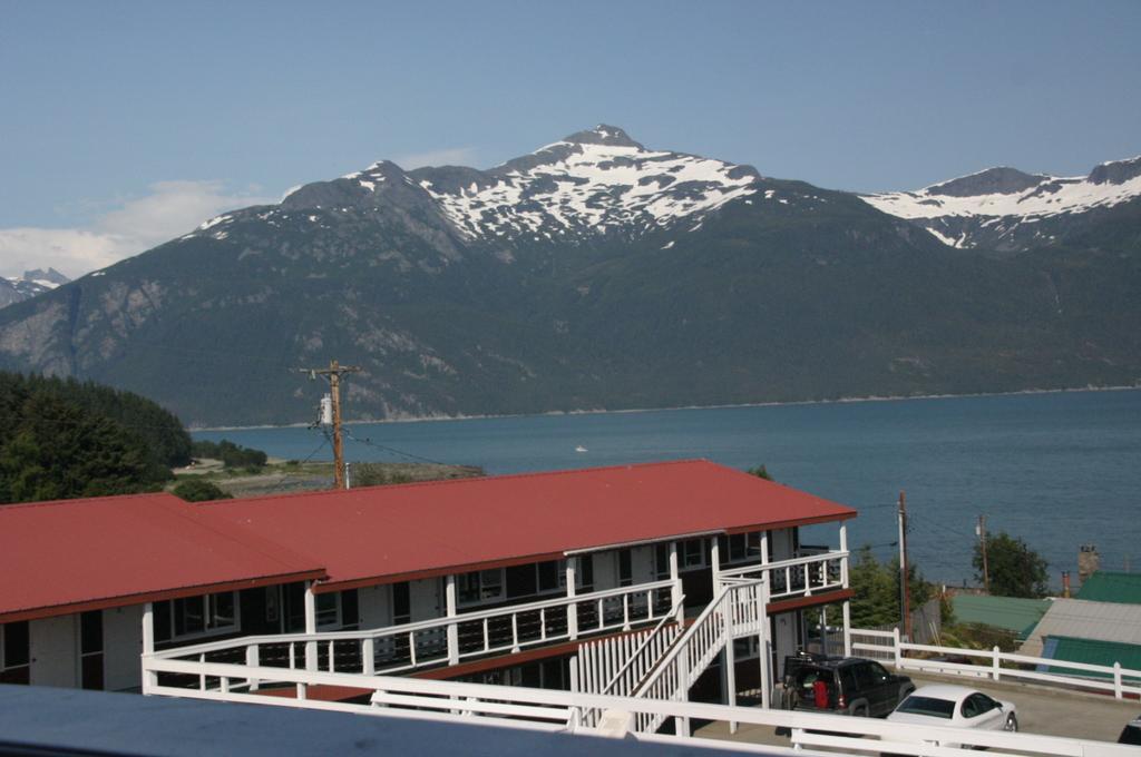 Captain'S Choice Motel Хайнс Екстериор снимка