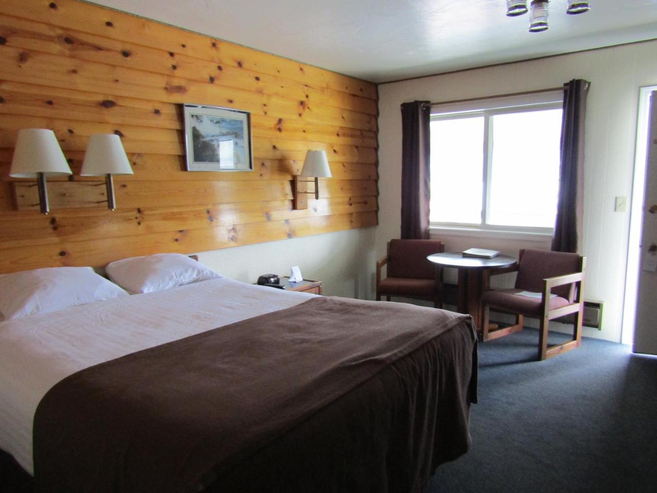 Captain'S Choice Motel Хайнс Екстериор снимка