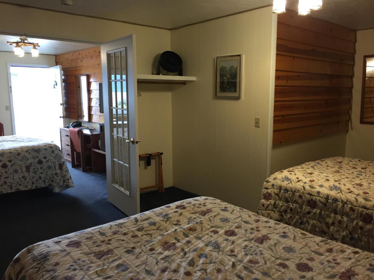 Captain'S Choice Motel Хайнс Екстериор снимка