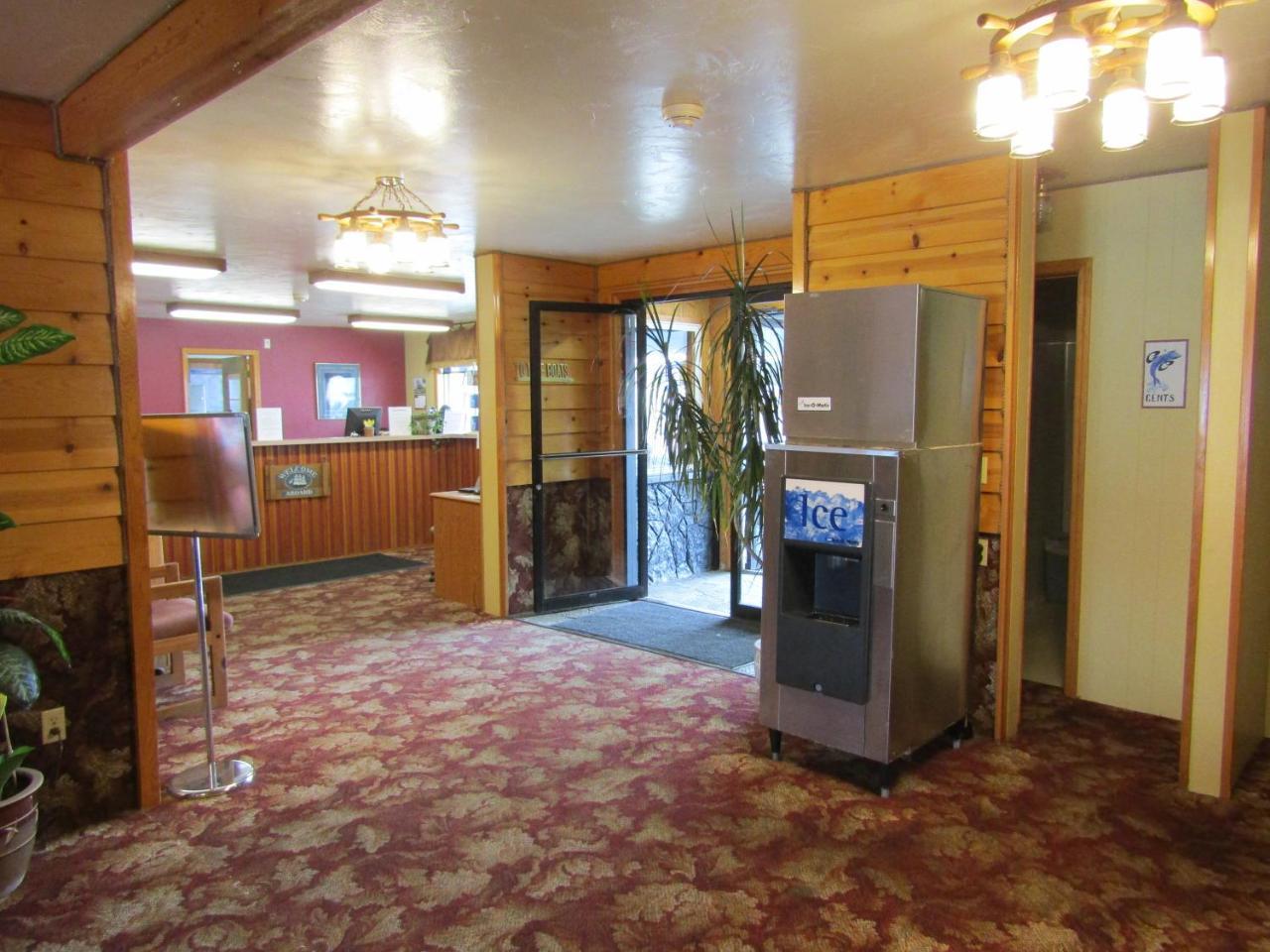 Captain'S Choice Motel Хайнс Екстериор снимка